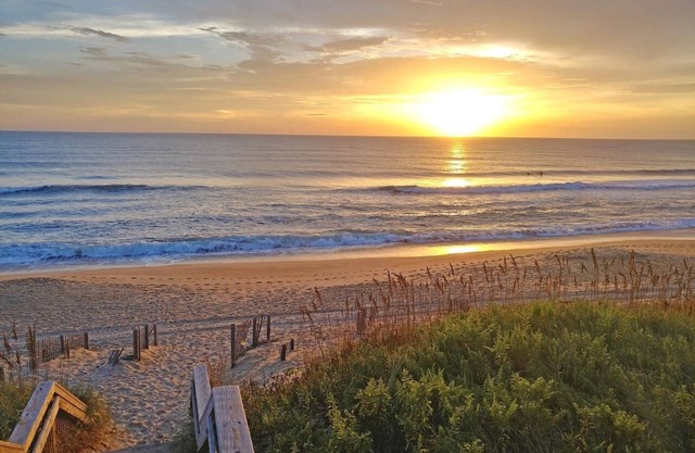 Walk To Coffee, Wine & Bay, OBX Beaches, The Tiny BoHo by The East Coast Host