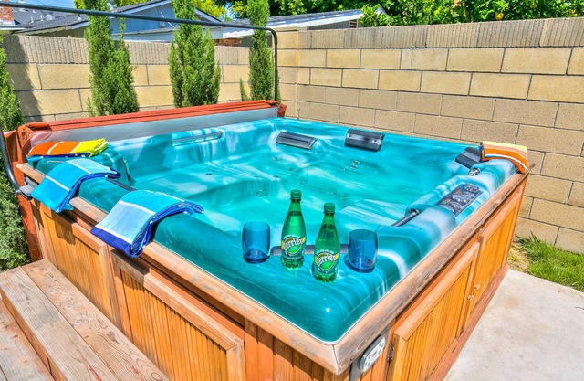 Walk to Disneyland & Conv Ctr!*Hot Tub!*Game Room*Spring Sale!