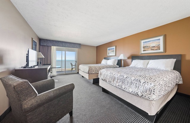 Walk to Downtown PIB! Room sleeps 4!