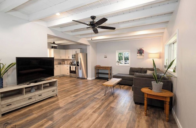 Walk to stadium+ roof deck + 1 acre yard! 0.5 mile to KSU! Pet, family friendly