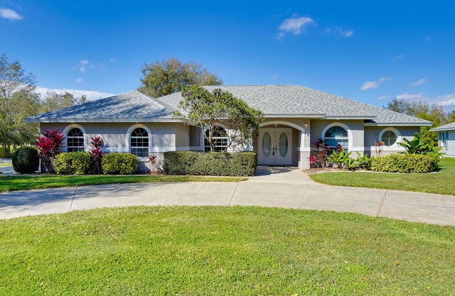Walk to Lake: Home w/ Screened Porch in Sebring!