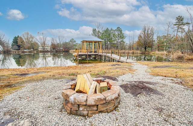 Walk to Little River Falls: Lakefront Cabin
