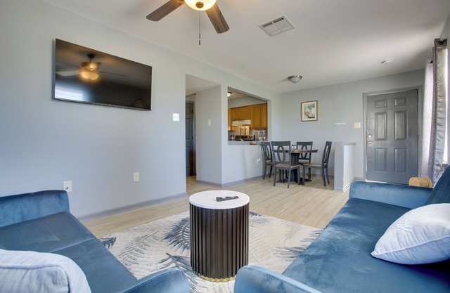 Walk to Restaurants & Markets: Peaceful NOLA Apt