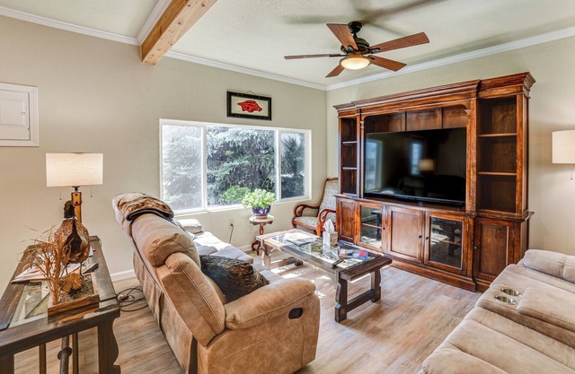 Walk to River: Oacoma Home w/Dog-Friendly Yard!