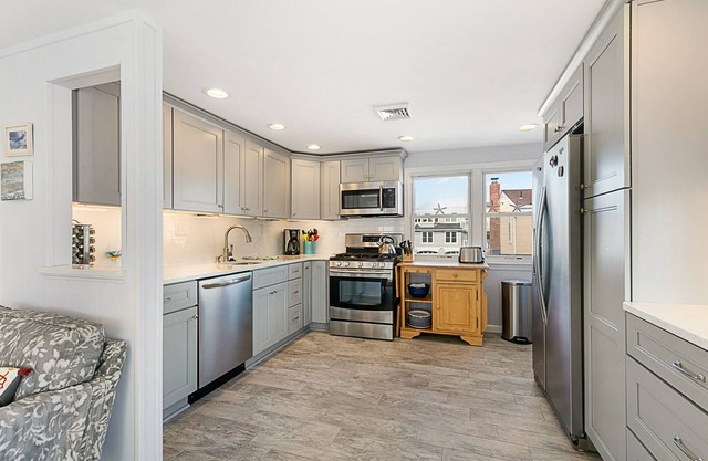 5 Bedroom Updated Home 2 Kitchens & Living Areas! Walk to the Beach in 2 Minute!