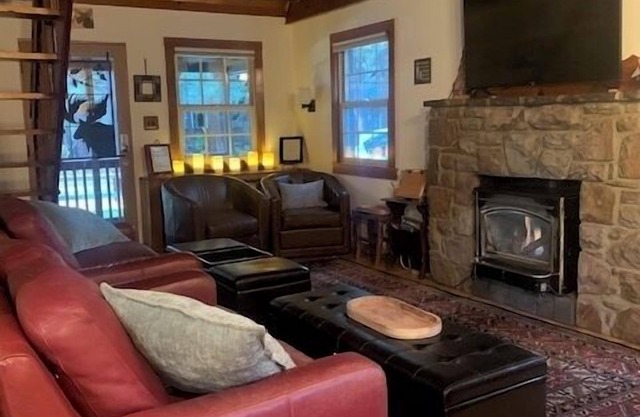 "Travieso pero agradable" - Knotty-Pine Cabin in the Pines