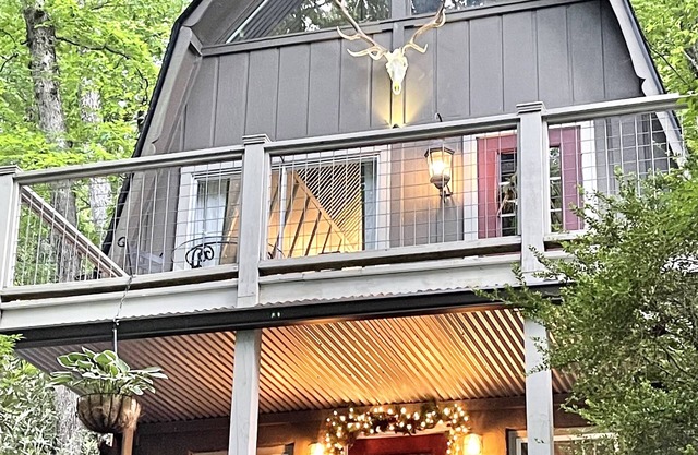 Walk to Town Chalet w/ Chic Live-In Art Gallery + BBQ & Wine Shop Across Street