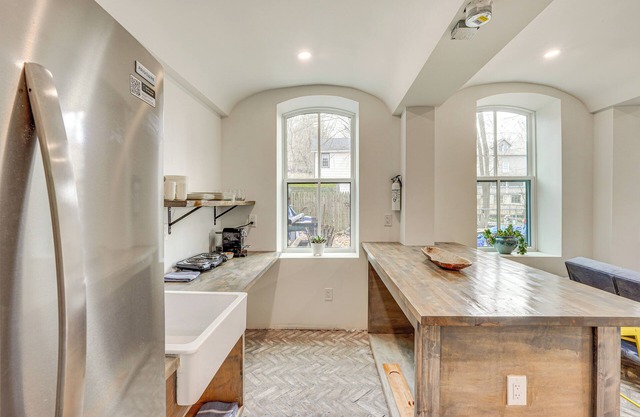 Walk to Waterfront: Chic Hudson Valley Garden Apt