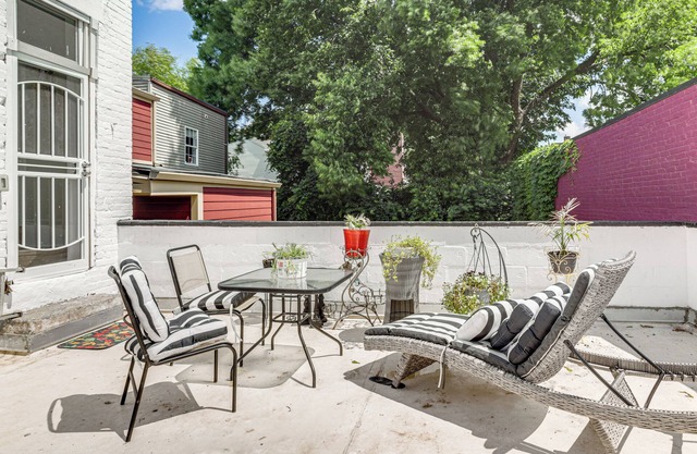 Walkable Apt in York St Historic District