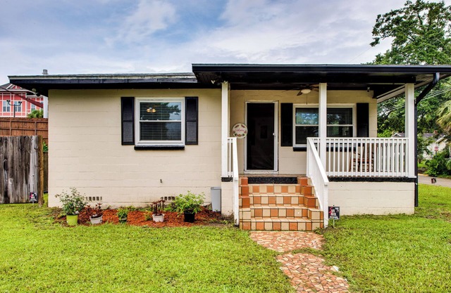 Walkable to FSU Campus: Cozy Retreat w/ Deck!