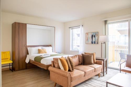 Walker's Point Studio with Gym and Balcony