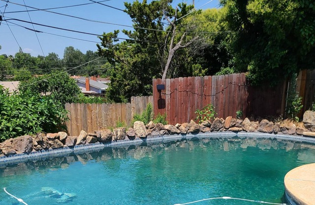 Walking dist. to American River Pkwy & close to Old/Downtown Sac, 2hrs to Tahoe.