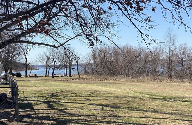 Walking distance to sandy shores and boat ramp