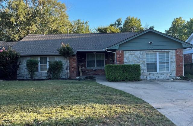 Walking distance to the Stadium! Charming 3-bedroom house in lovely Norman