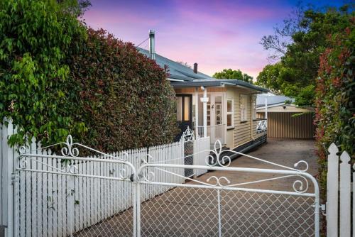 Wallace Cottage - Glennie, CBD, Quiet Leafy Street