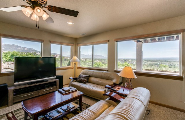 Apartamento en la cima de la montaña con vistas a la ciudad ... vistas a la montaña y luces de la ciudad ...