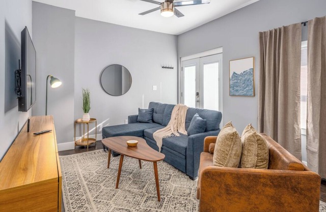 Walnut Hills+5 min to UC+Lux King Beds+Smart TVs+Fiber Wifi+Sleeps 6ppl