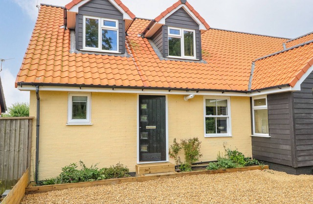 WALNUT SHADE, pet friendly, with a garden in Old Buckenham