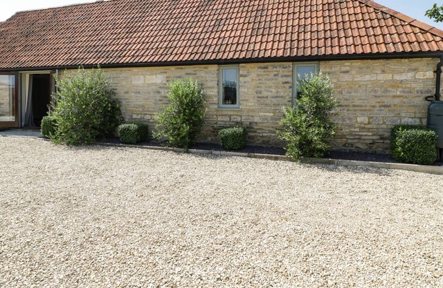 WALNUT TREE COTTAGE, romantic, character holiday cottage in Langport