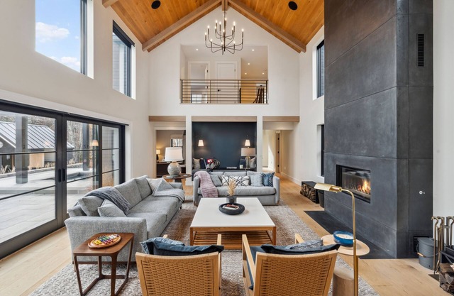 Wander Stowe Woods sleeps 12, w/gym/Workstations & pool, 6 Bedrooms