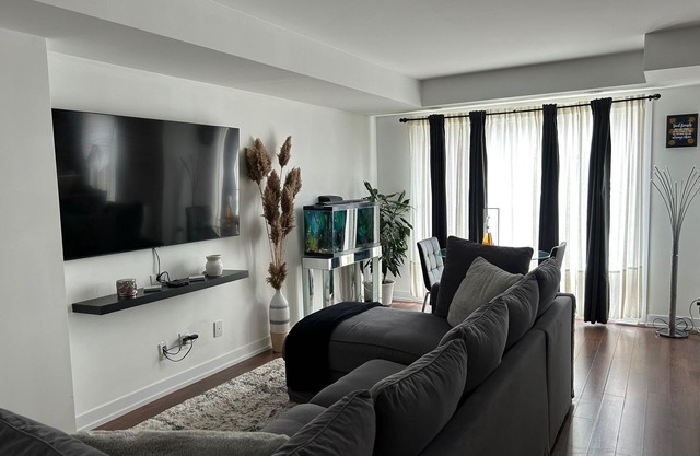 Warm Comfort Home, away from Home! ..only minutes away from the downtown
