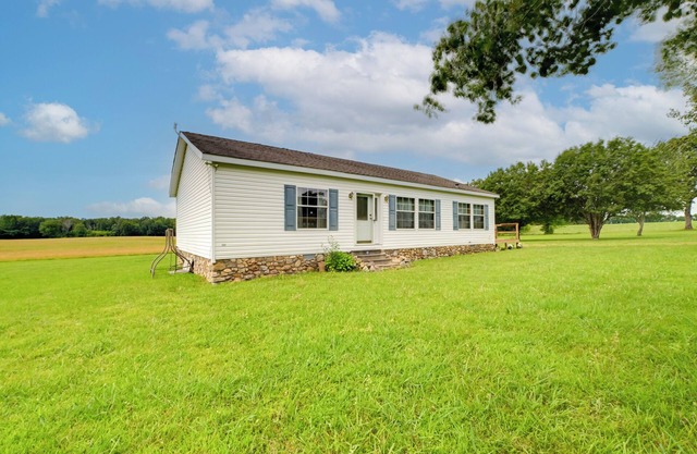 Warm & Inviting Family Home - 2 Mi to Golf Course!