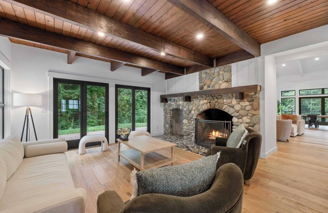 Sophisticated Retreat in the Heart of Redmond – Nature & Luxury Combined #41901