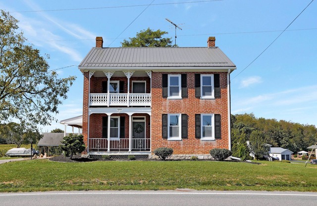 Warm Spring Farmhouse, Old Charm with Modern Updates in Historic Chambersburg