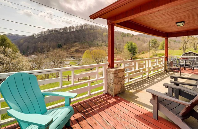 Warrensville Home: Deck, Fire Pit & Mountain Views