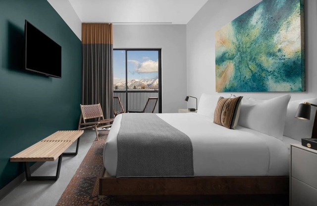 Wasatch Room at evo Hotel, Free Parking, Dogs are Welcome!