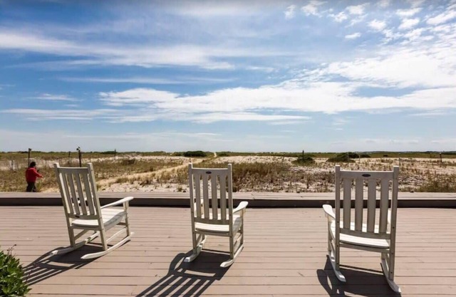 Water's edge renovated Condo with Marina Views