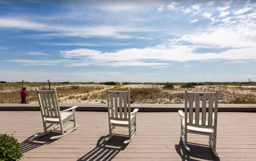 Water's edge renovated Condo with Marina Views