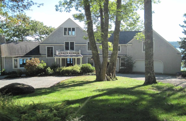 Ajuste del borde del agua con vistas espectaculares de la bahía de Blue Hill