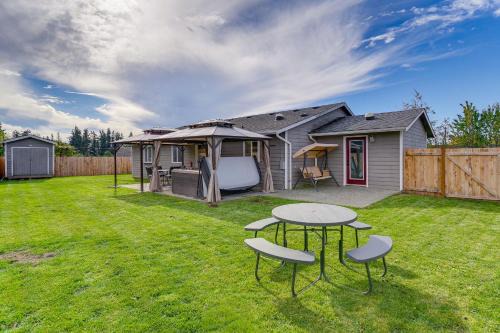 Water Views and Hot Tub Kims Kastle in Stanwood!