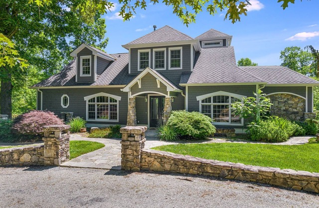 Hermosa casa de lujo con estanque privado, jardines, 9 acres y VISTAS!