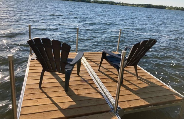 Waterfront 3 bedroom Cottage near Sandbanks Provincial Park