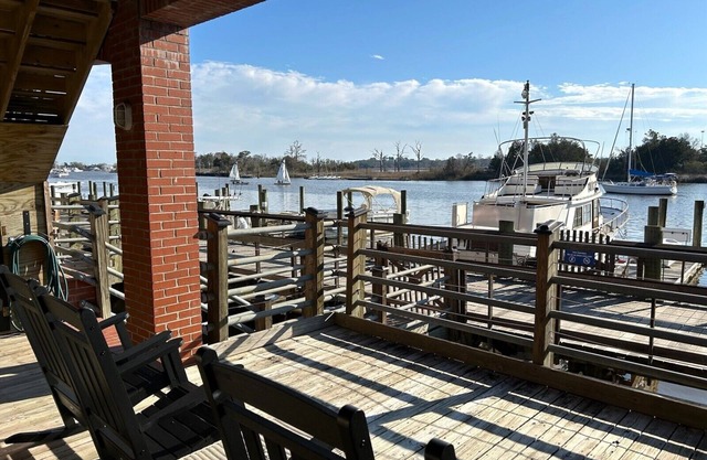 Waterfront and boardwalk 2-bedroom, 1- bath apartment in Historic Georgetown, SC