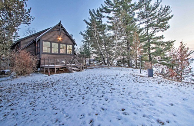 ¡NUEVO! Waterfront Retreat en 2 Acres w / Deck & View!