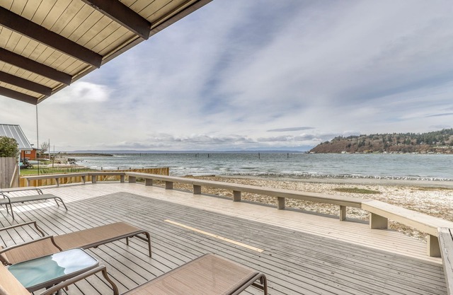Casa frente al mar con patio amueblado y vistas impresionantes de la bahía.