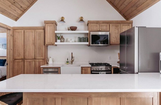 Cozy 2BR 2Bath Waterfront Cabin! Firepit, Porch, Games, Stunning Sunset