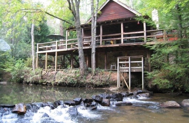 ** Waterfront Cabin ** en Corriente de la trucha W / ** Bañera de hidromasaje, e Internet **
