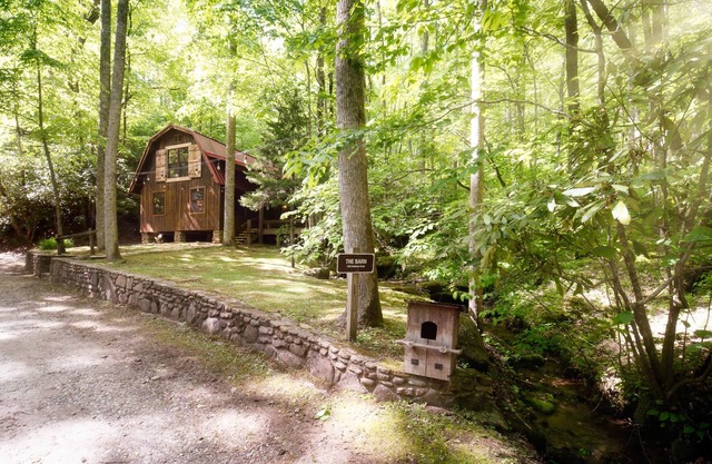 Glamping Barn - Creekside con cocina al aire libre y fogata - ¡Mejor que Pinterest!