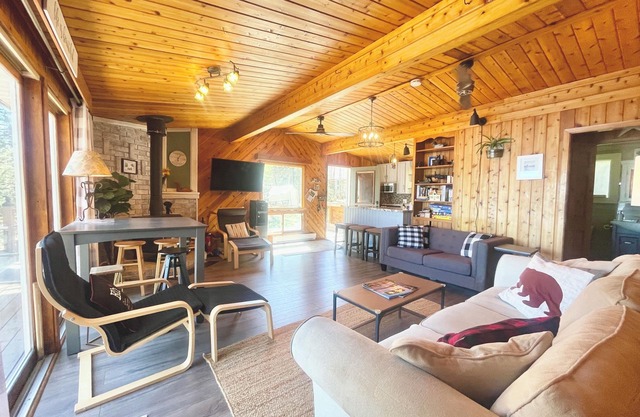 Waterfront Cottage with Beach, Bunkie, BBQ, Boat Slip & 10/10 Lake Views!