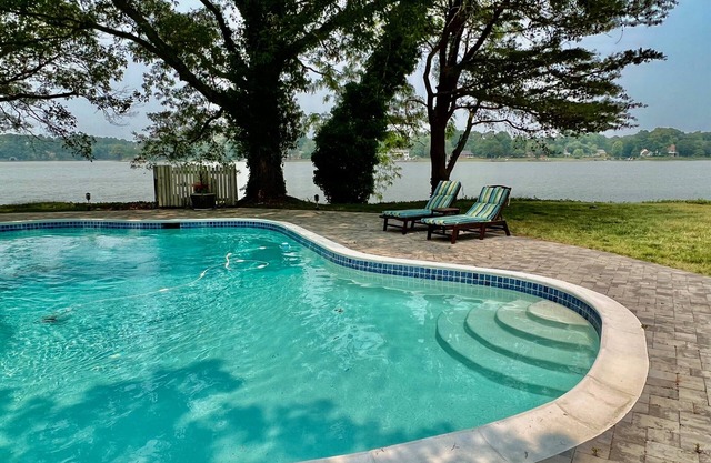 Waterfront,Dock,Pool.Private Point in Estate Area. Minutes from Everything!