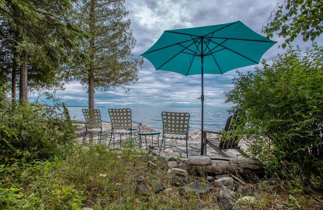 Waterfront, Dog Friendly home near Sherwood Point Lighthouse