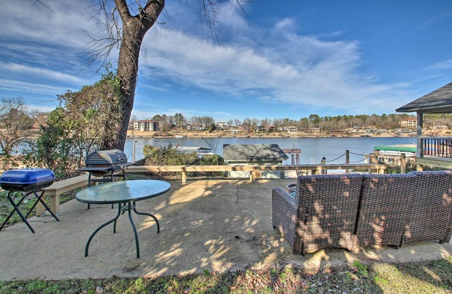 Waterfront Getaway w/ Dock on Lake Hamilton!