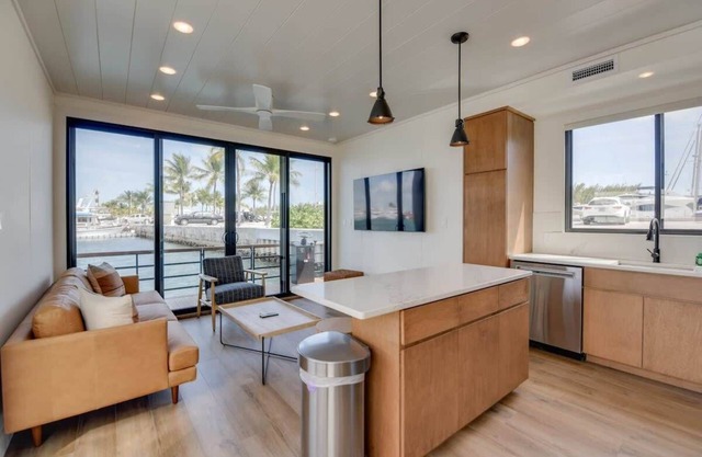 Waterfront & Heated Pool - Awai's Floating Villa