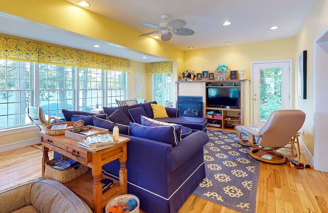 Waterfront home on Lake Winnipesaukee - private hot tub, sandy beach & boat dock