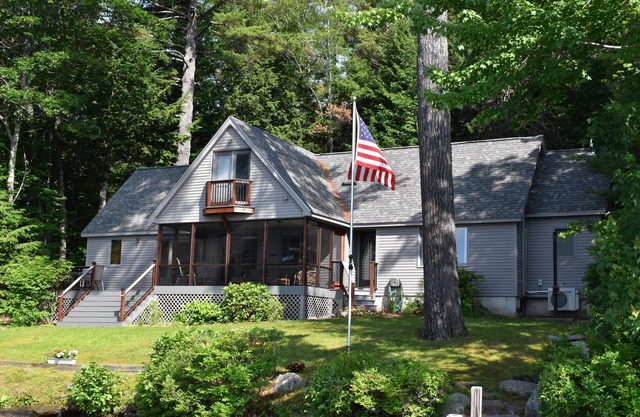 Waterfront home sleeping 10 located on Cummings Cove on Lake Winnipesaukee