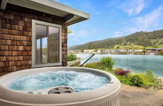 NEW Seadrift Waterfront Kayaks, SUPS, Dock, Spa